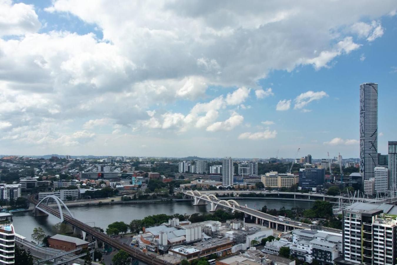 Apartment High Level 2 Bedroom With And River Views *