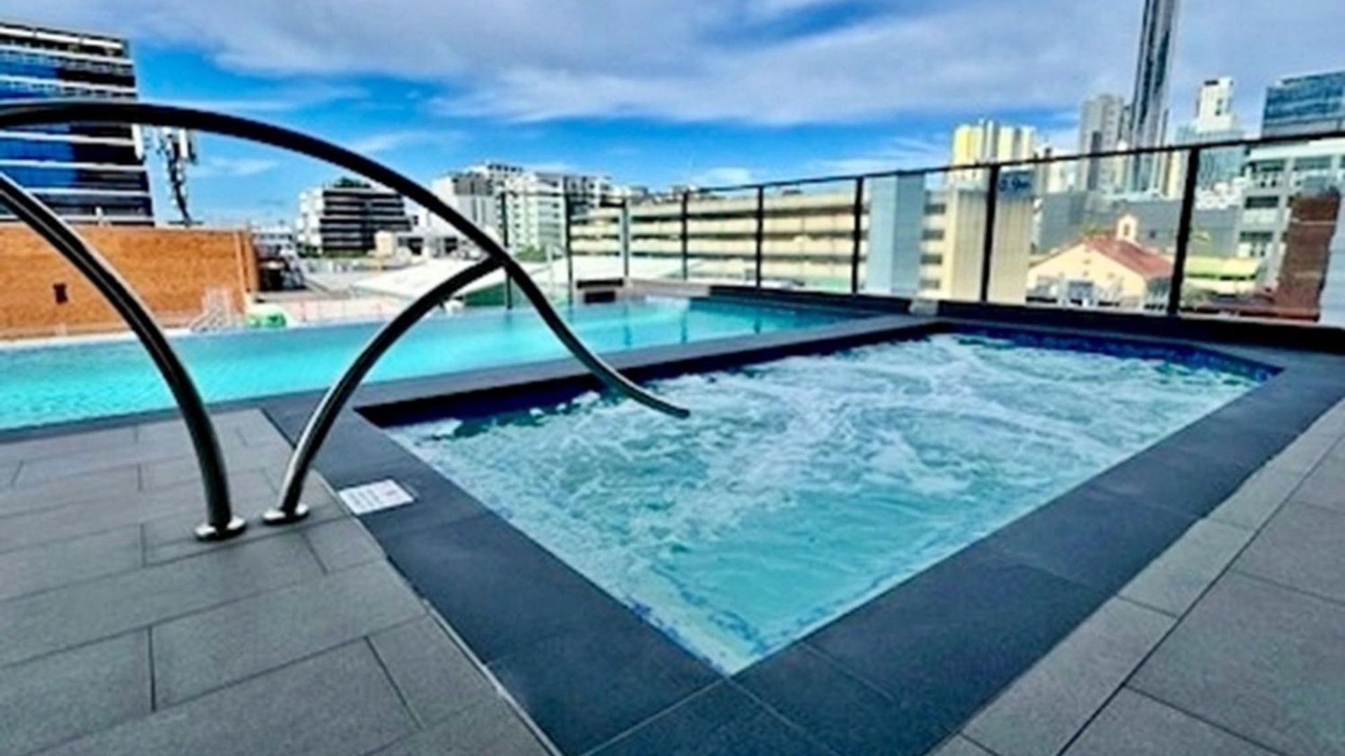 Luxe-valley 2br 2bath Infinity Pool Apartment *