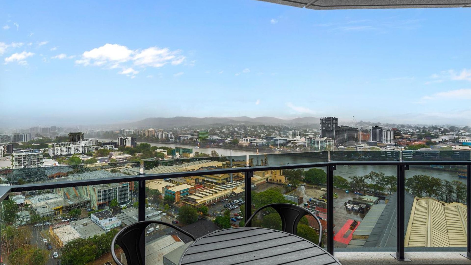 Stunning River & Mountain Views With 2br, Pool & Gym Brisbane