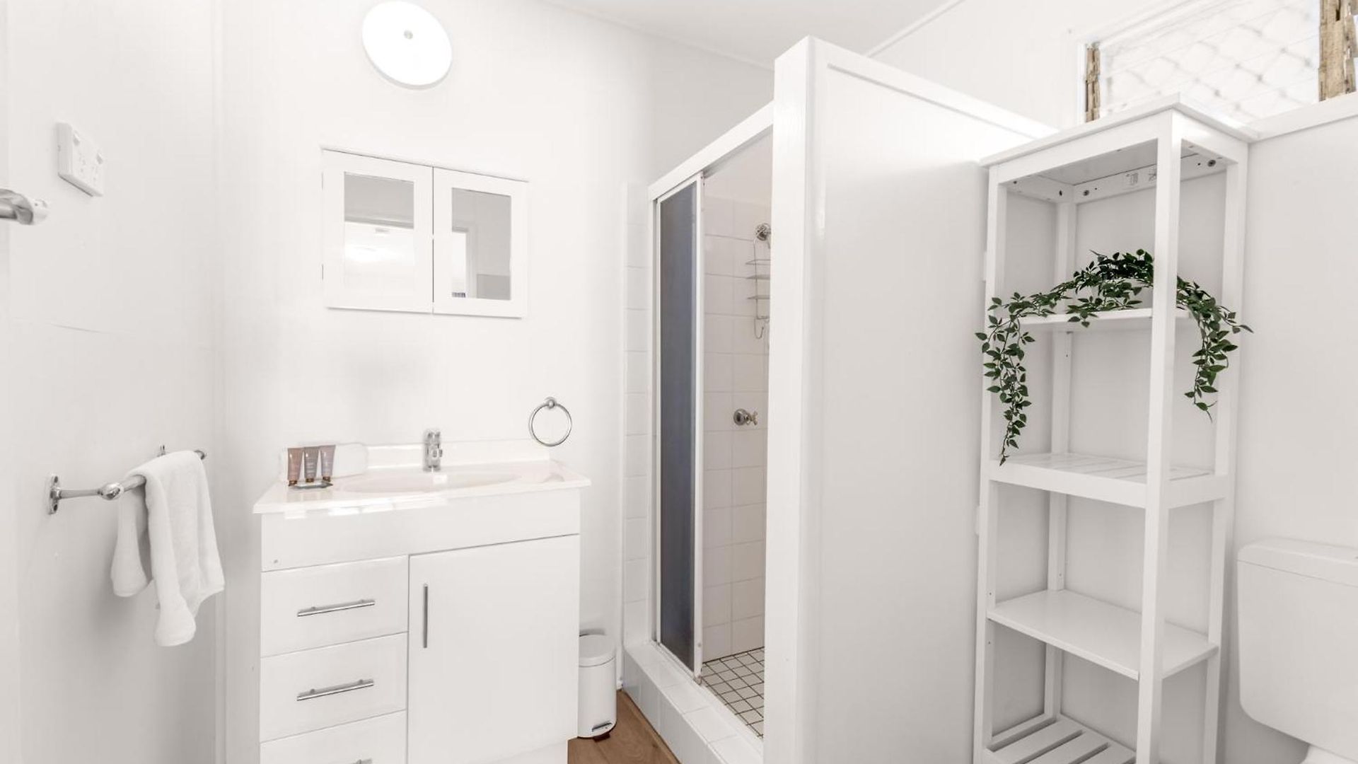 Peaceful 1-bed In Kedron With Parking Apartment *