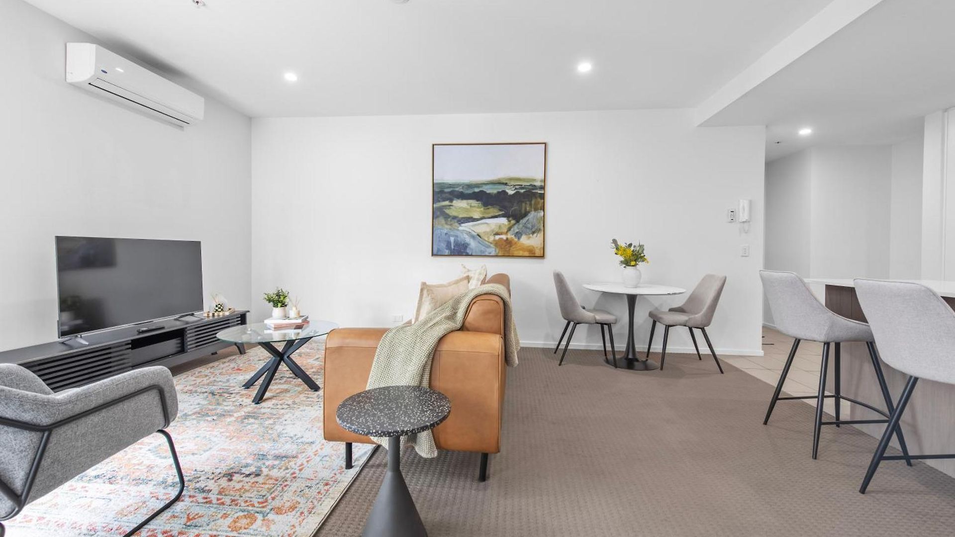 Bright & Spacious 1br With Balcony & Car Park! Apartment