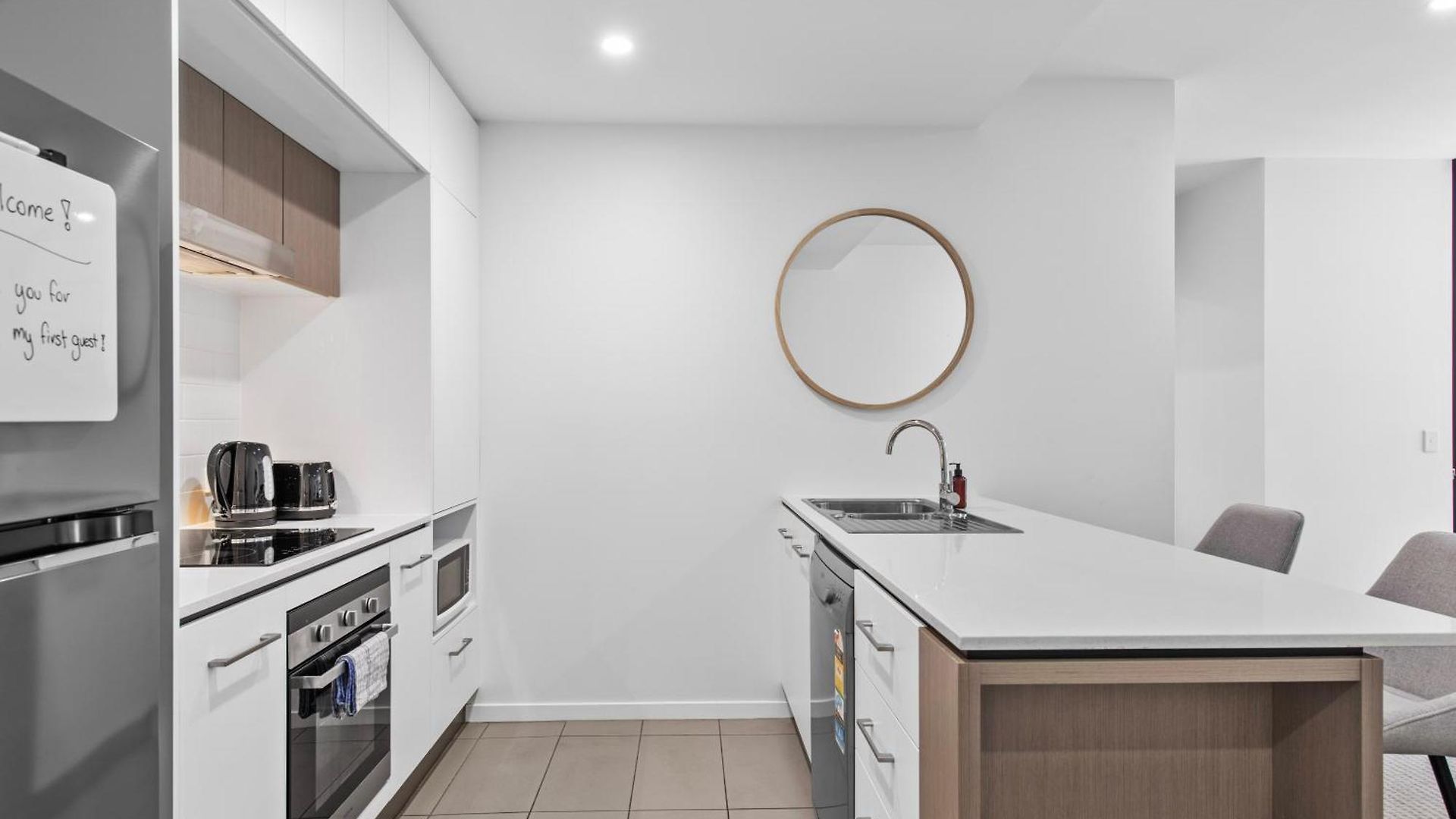 Bright & Spacious 1br With Balcony & Car Park! Apartment