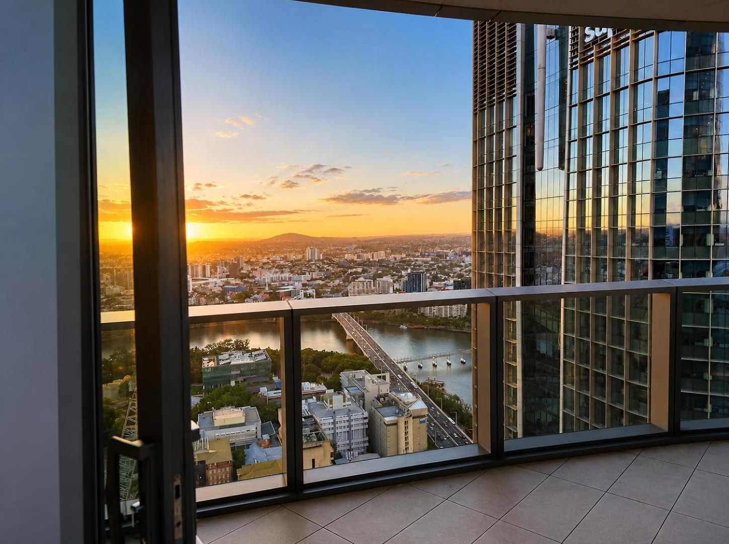 Queens Wharf Floor, 2 Bedrooms, 1 Parking Apartment *