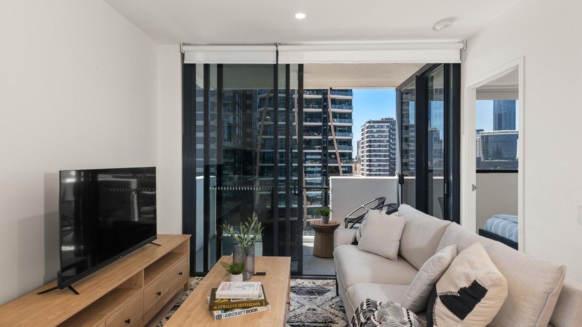 Convenient To Urban Living By Private Host