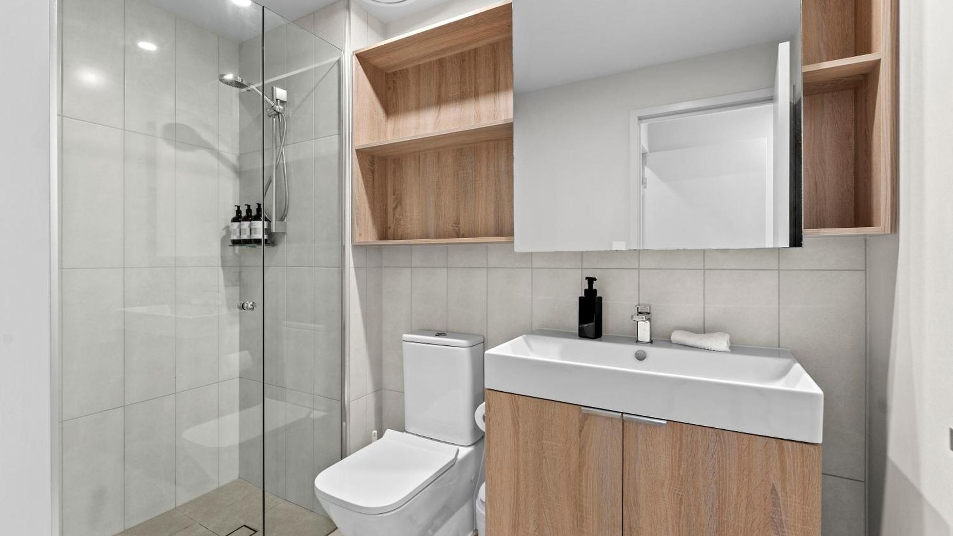 Modern 2br With River Views, Rooftop Pool, Parking Brisbane