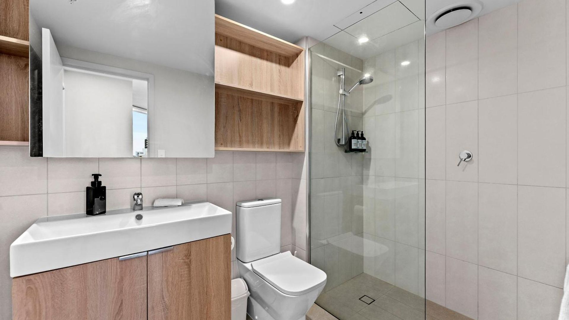 Modern 2br With River Views, Rooftop Pool, Parking Apartment Brisbane