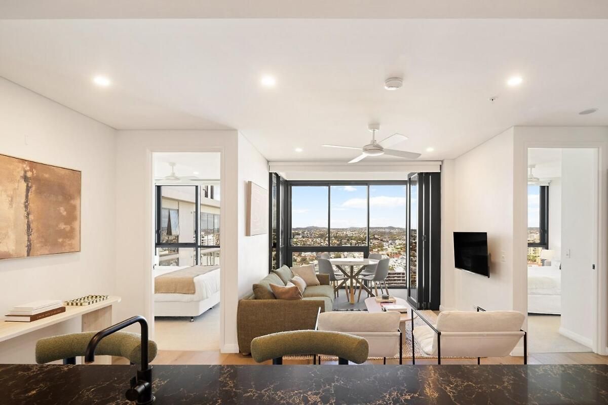 Utopia Deluxe 25th Floor Views, Pool & Gym Apartment *