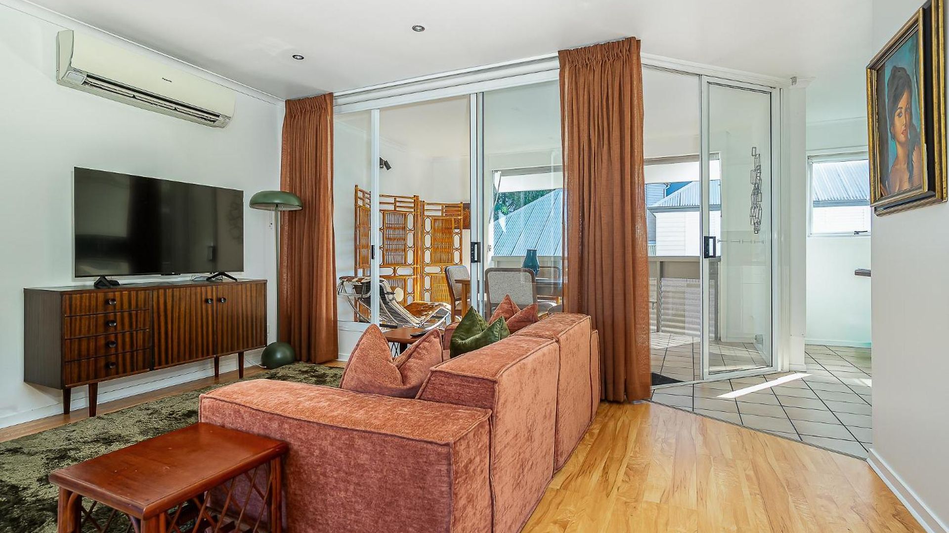 Mid-century Kangaroo Point - 1br Apartment, Walk To Cbd, River & The Gabba *