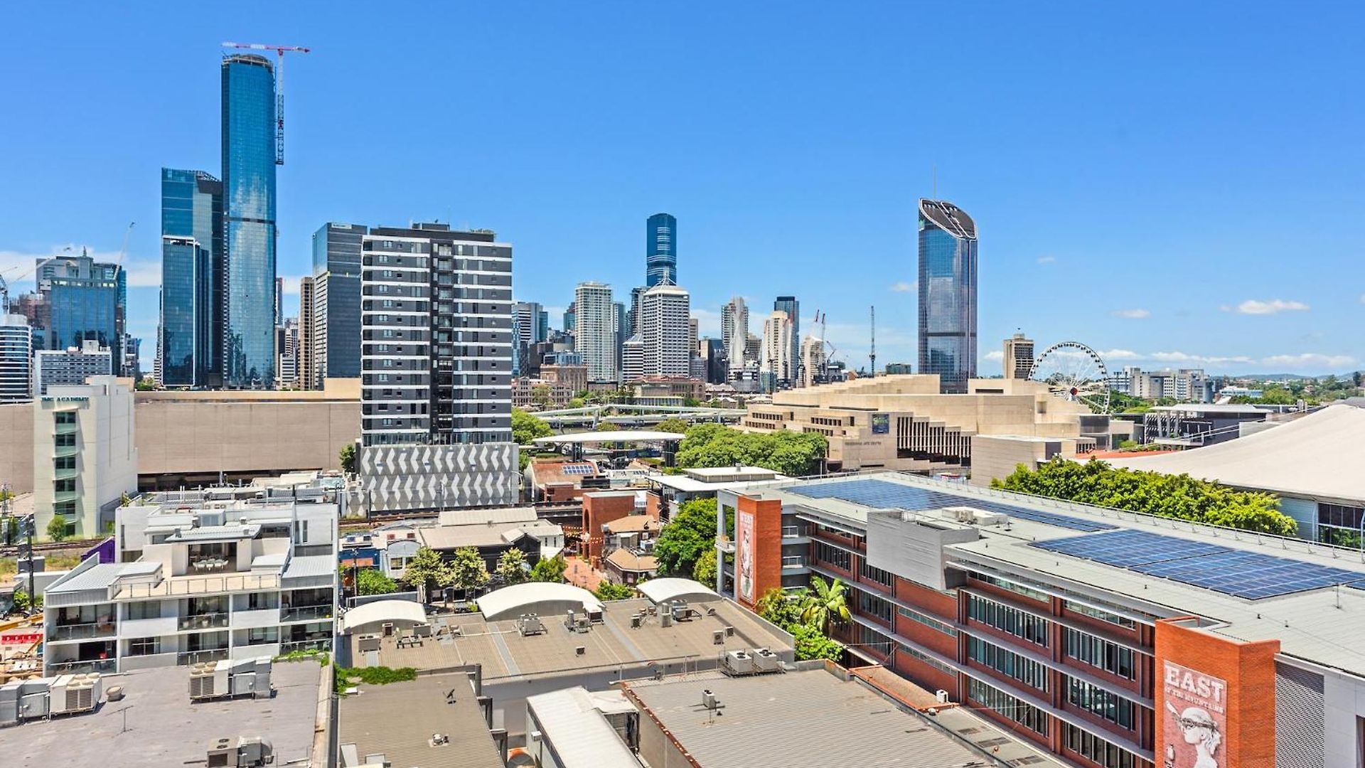 King Bed, Views, Car Park & Perfect Location! Apartment