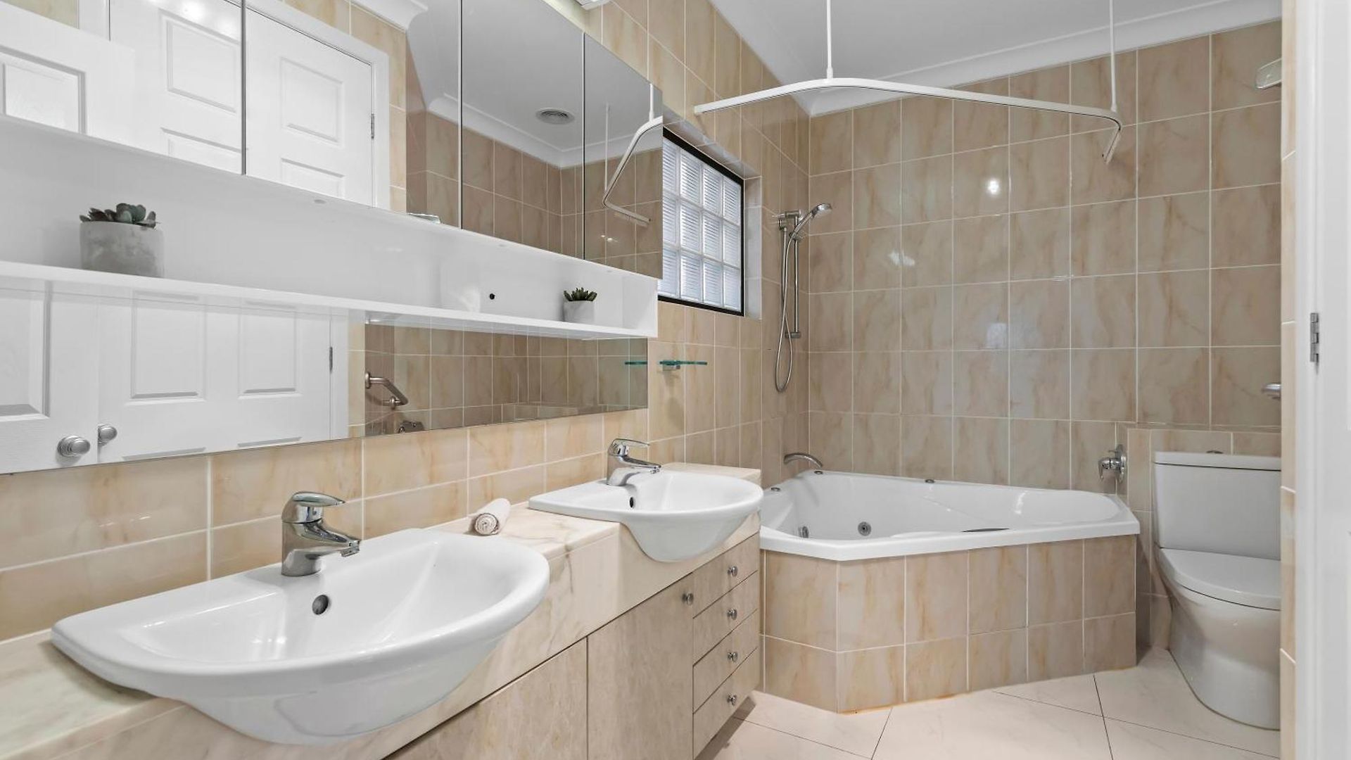 Spacious 2br With Wifi, Parking & Huge Balcony * Brisbane