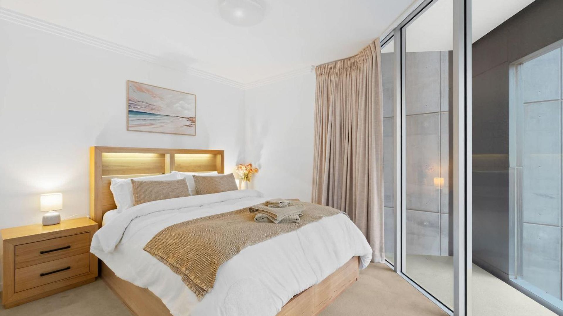 Urban Retreat 1bed-1bath-study-balcony-1car Apartment