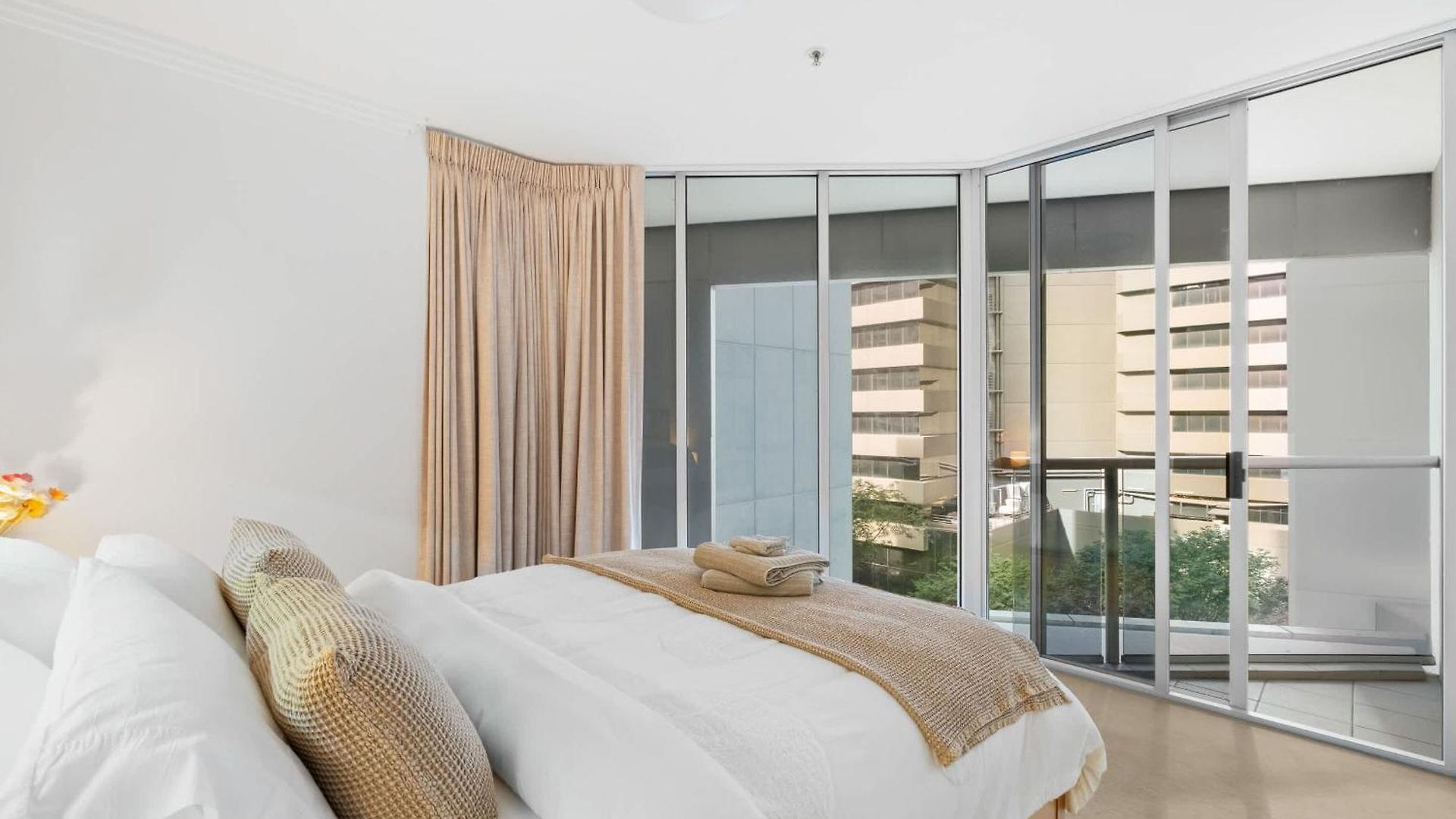Urban Retreat 1bed-1bath-study-balcony-1car Apartment