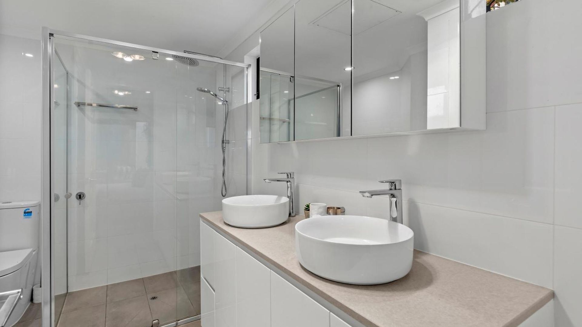 Sunny & Cozy 2br With Wifi, Parking & Balcony Apartment *