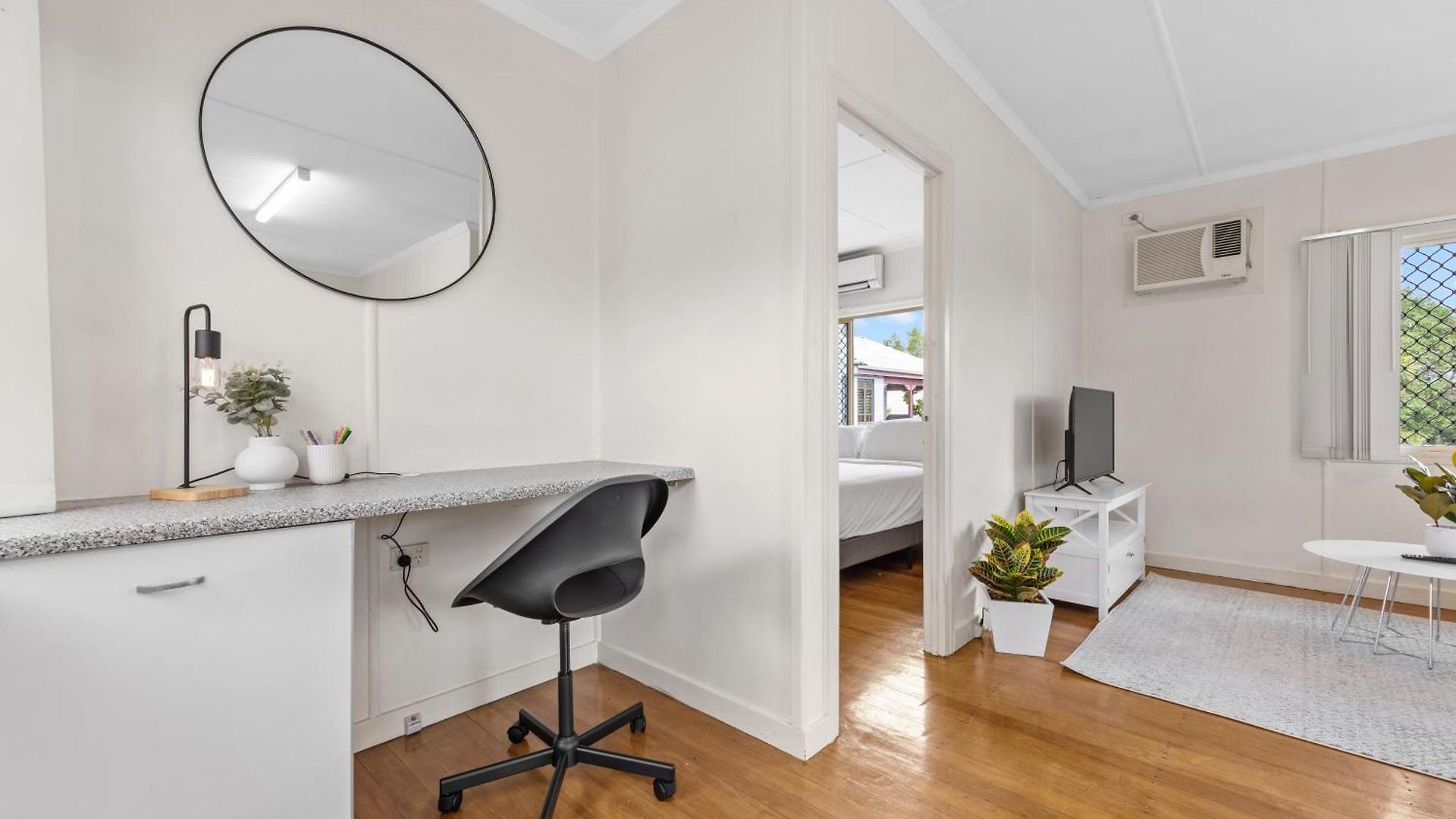 Apartment Quiet & Leafy 1br With Parking, Balcony & Wi-fi