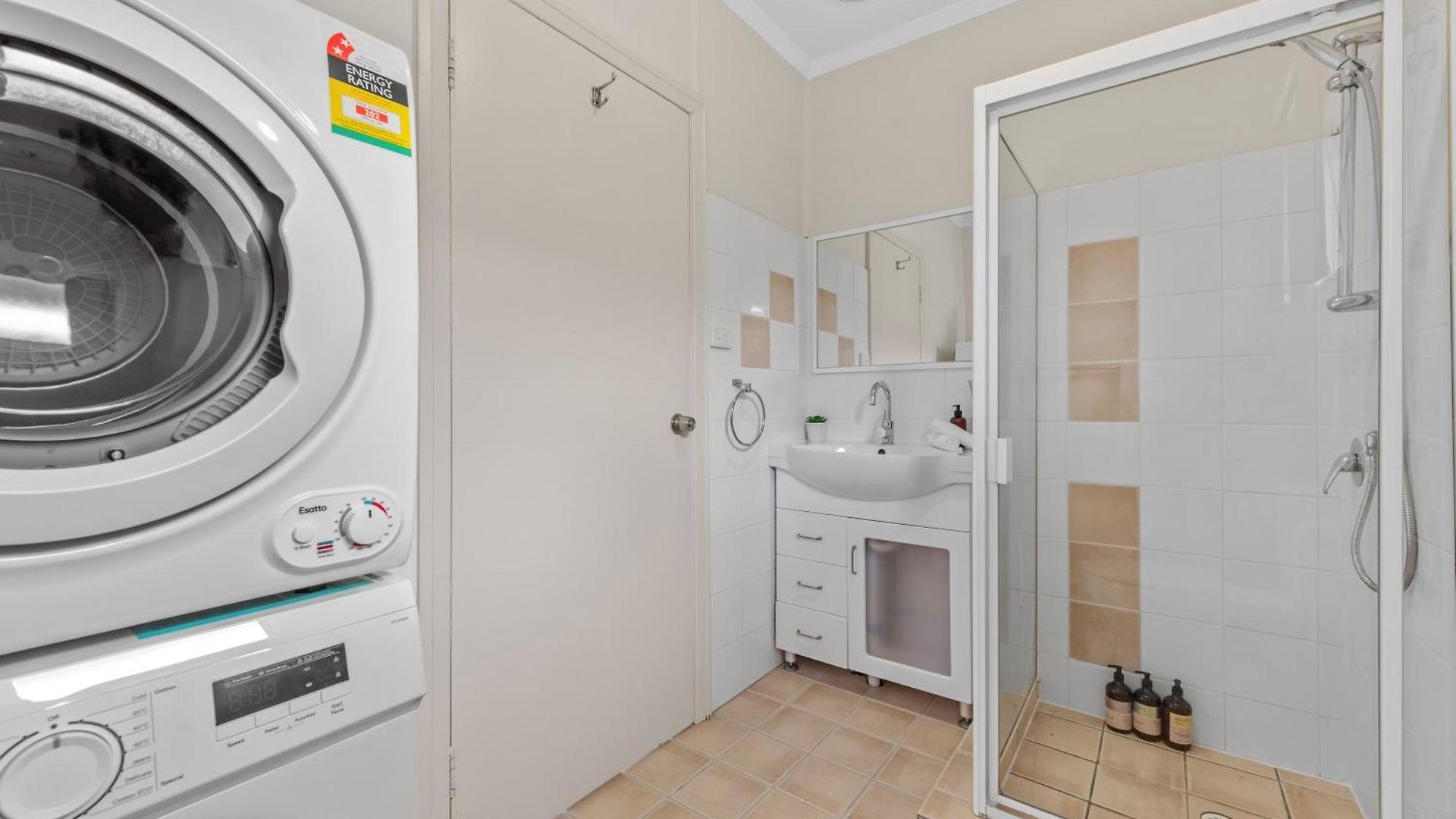 Quiet & Leafy 1br With Parking, Balcony & Wi-fi Apartment *