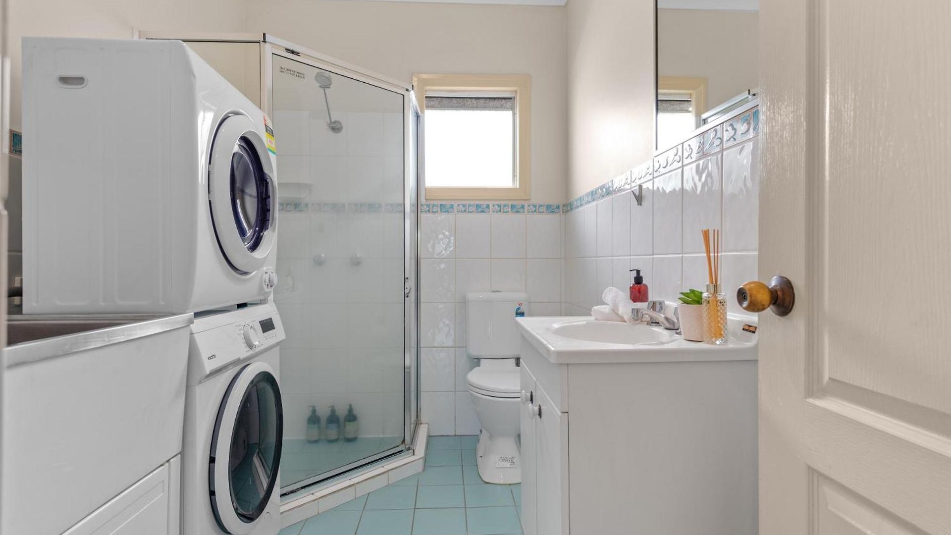 Cozy & Comfy 2br W/ Parking, Balcony & Wi-fi *