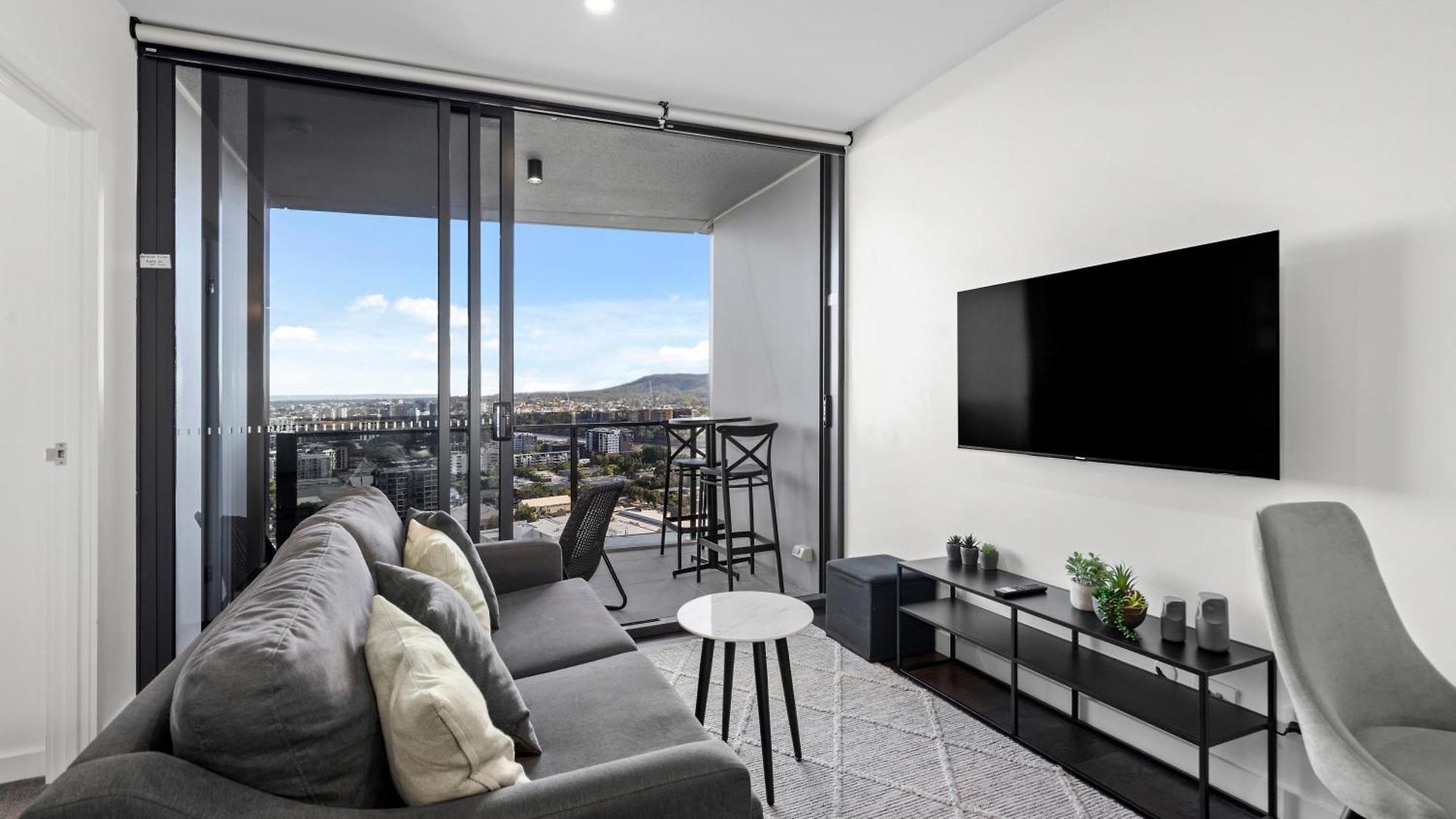 Apartment Stunning With Sunset Views, Car Park, Gym And Pool Brisbane