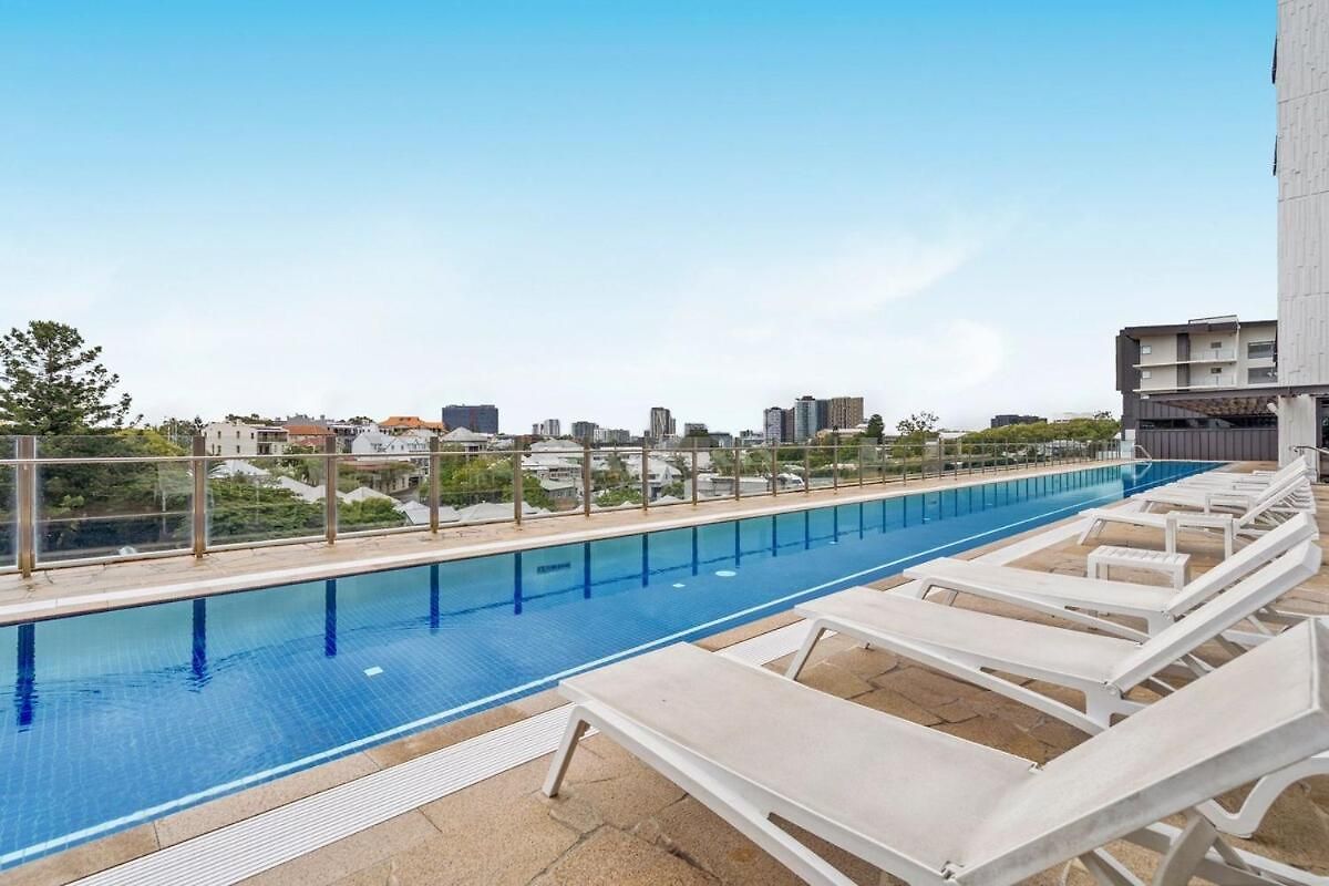 Two Bedroom Retreat With Pool, Gym And Parking
