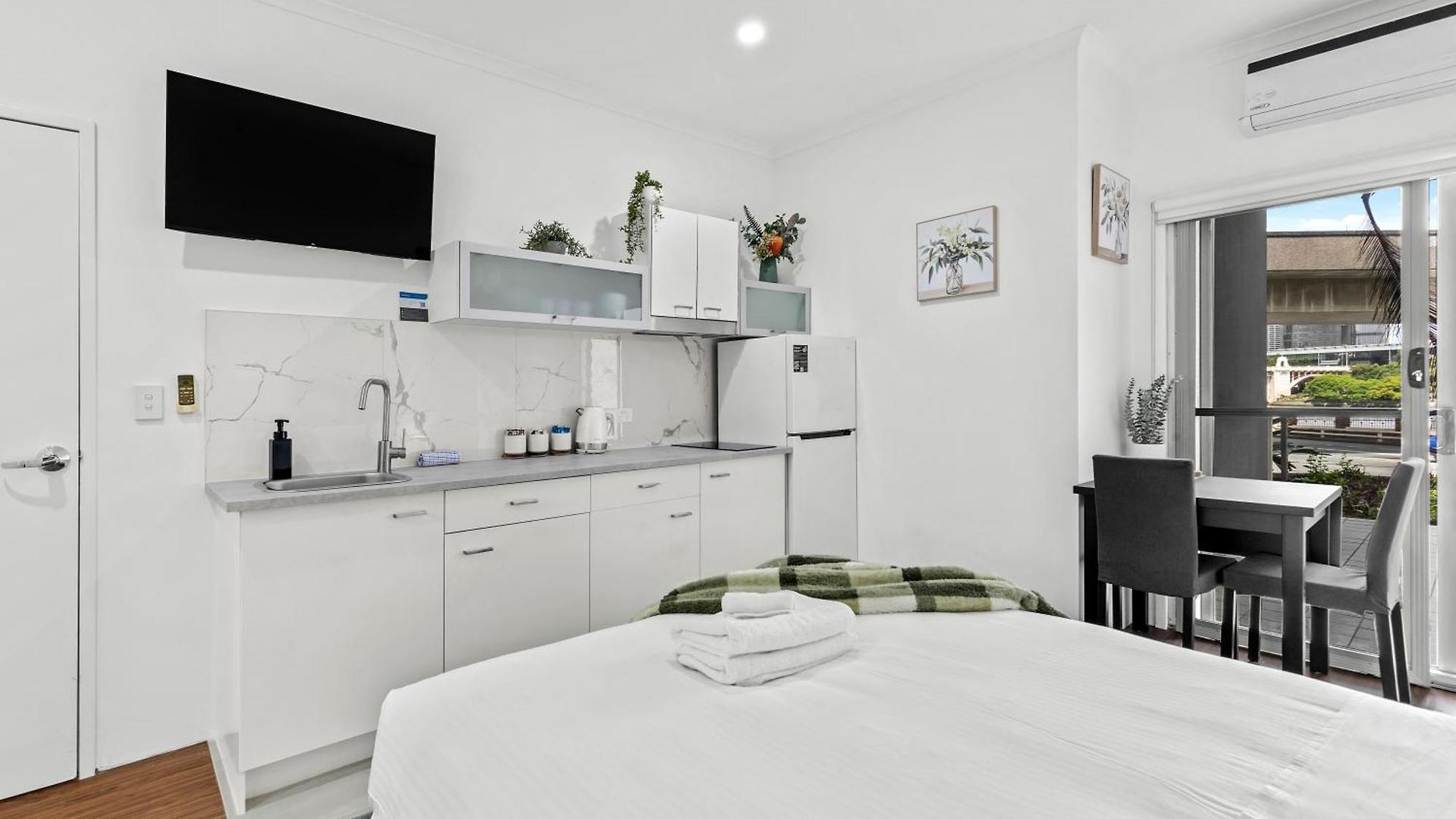 Bright With River View, Pool, Gym & Balcony Apartment *