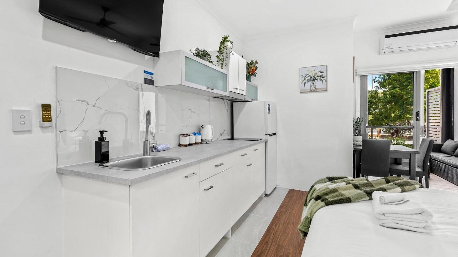 Bright With River View, Pool, Gym & Balcony Apartment