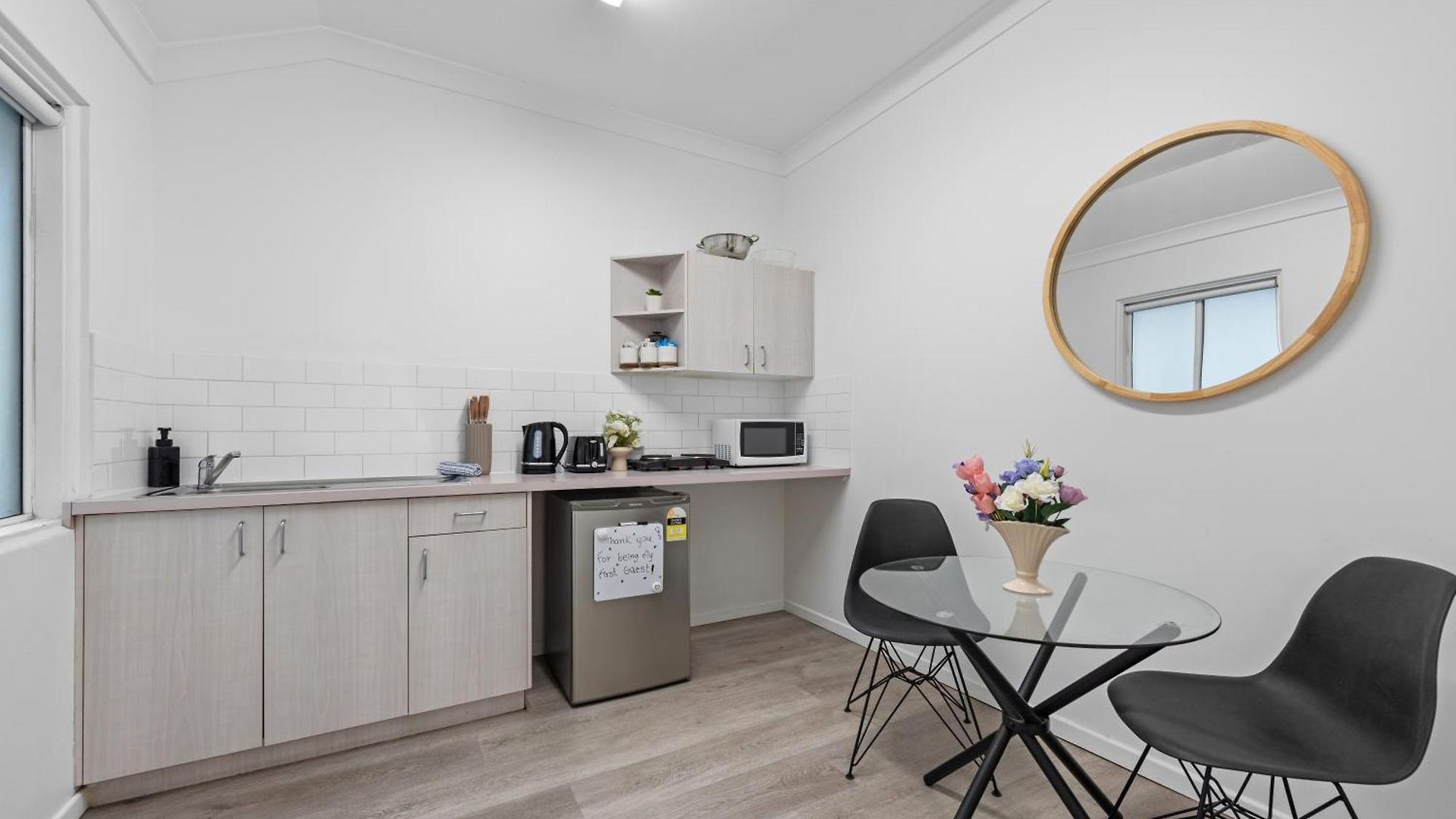 Cozy And Comfy - Short Walk To Hospital And Cbd Apartment *