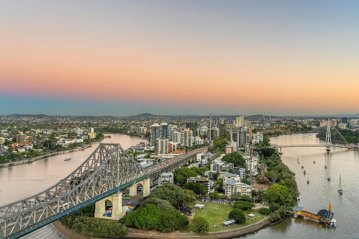 Penthouse Style - Story Bridge Views - Sleeps 8 - Baby Friendly Apartment *