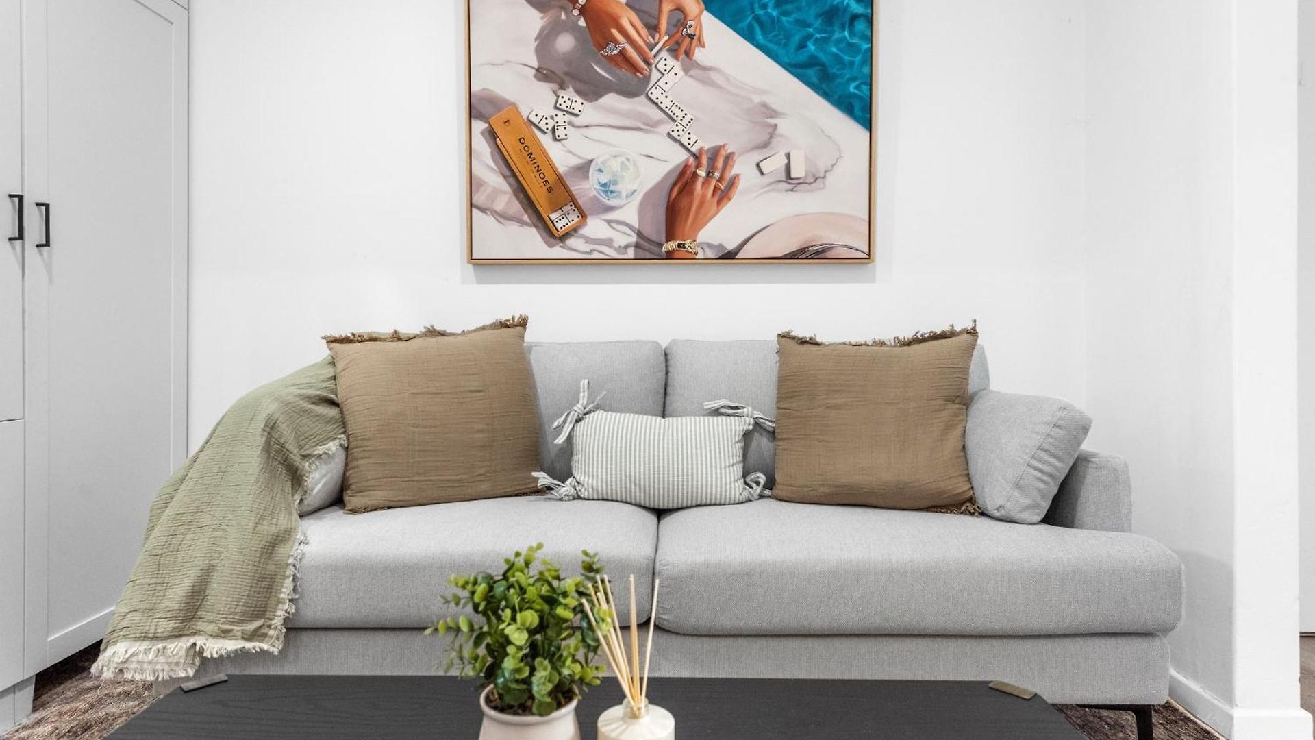 Stylish Cbd - Short Walk To Hospitals And Cbd Apartment *