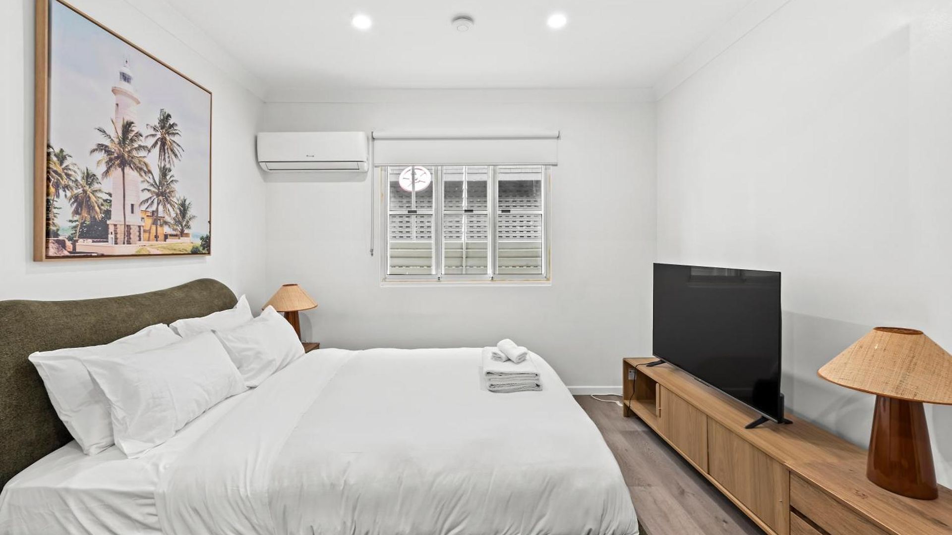 Stylish And Comfy - Short Walk To Hospital Apartment *