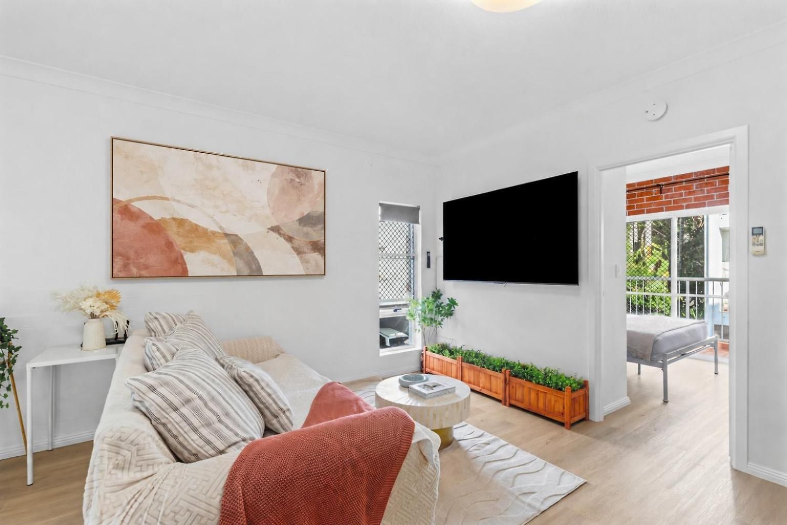 2br 2ba Indooroopilly-walk To Shops & Bus *
