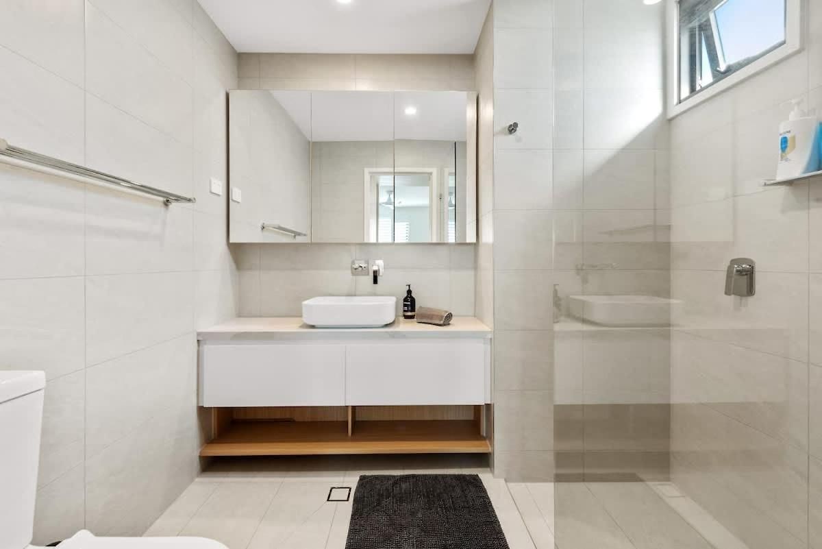 Sophisticated Elegance - 2bed-2bath-2car-balcony