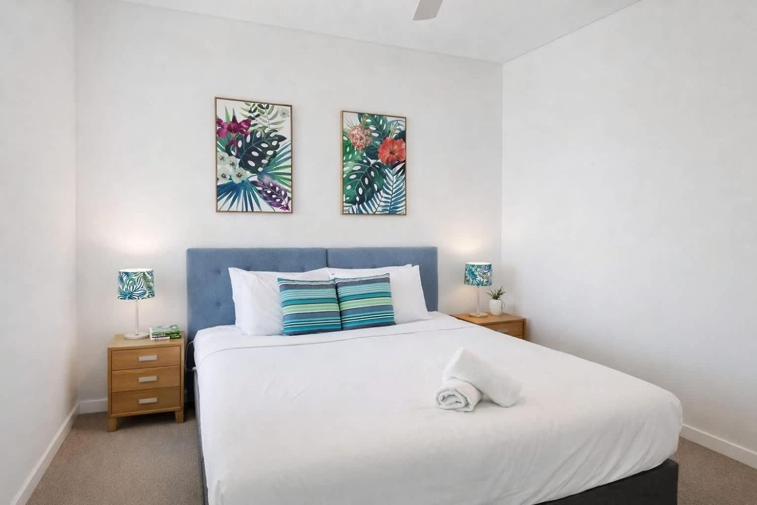 Apartment 2br Night Life -pool -2car Parking-rooftop-intercom *