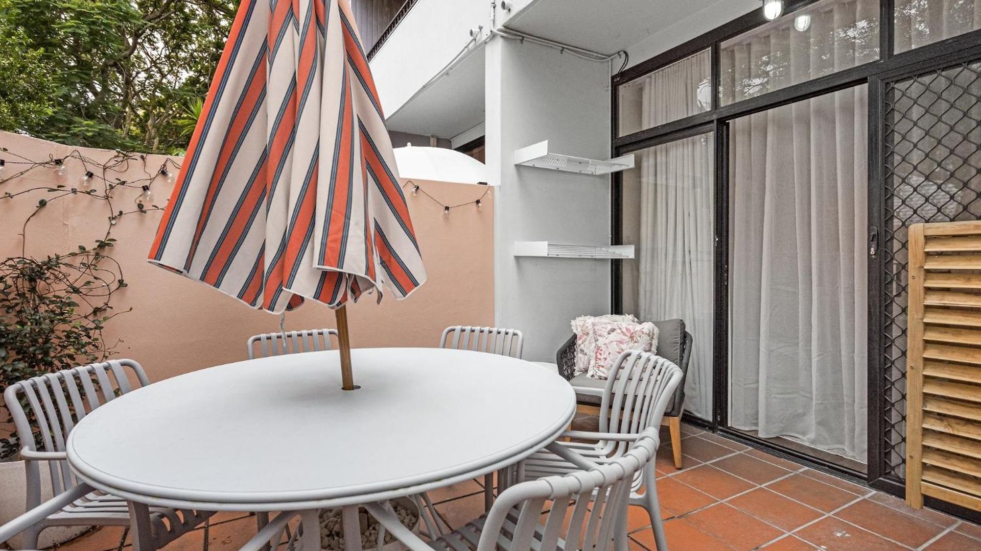 Courtyard 1-bed In New Farm Apartment