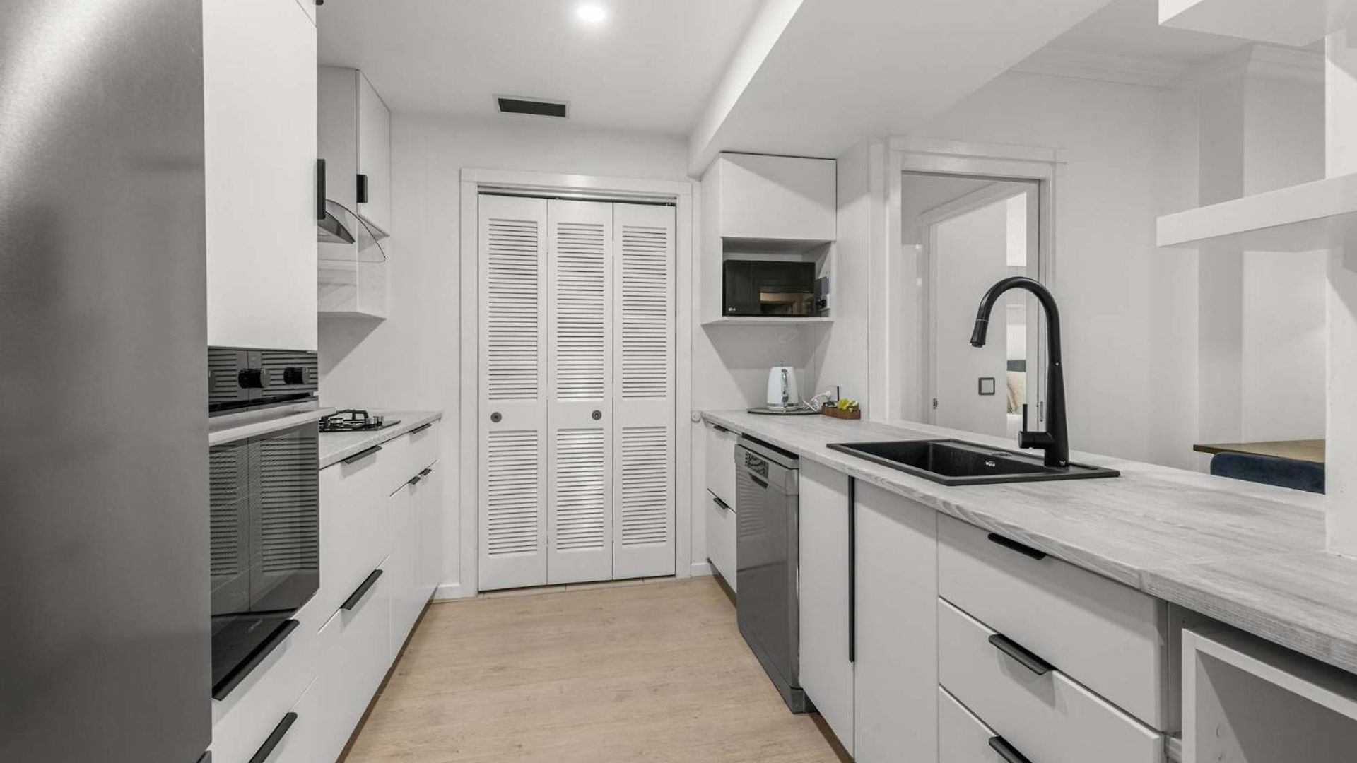 Apartment The Mews Bowen Hills - Spacious 3-bedroom With Pool & Parking