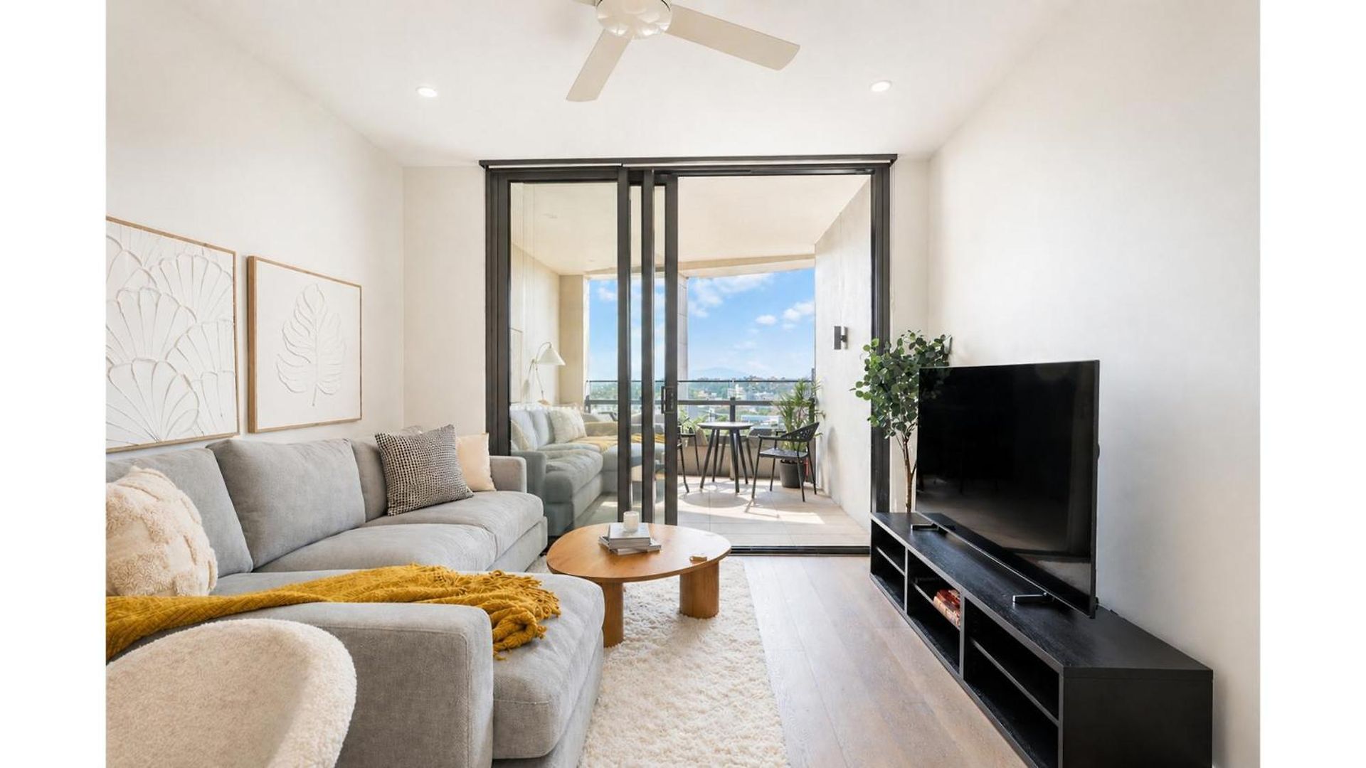 Sky High Luxury 2 Bedroom Cbd With Pool Gym And River Views