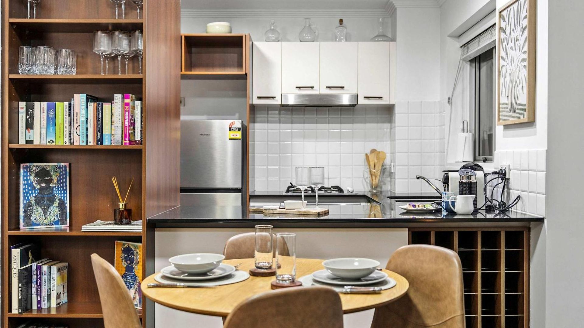 Apartment Stylish 2 Bed 2 Bath Balcony Parking Pool & Gym *