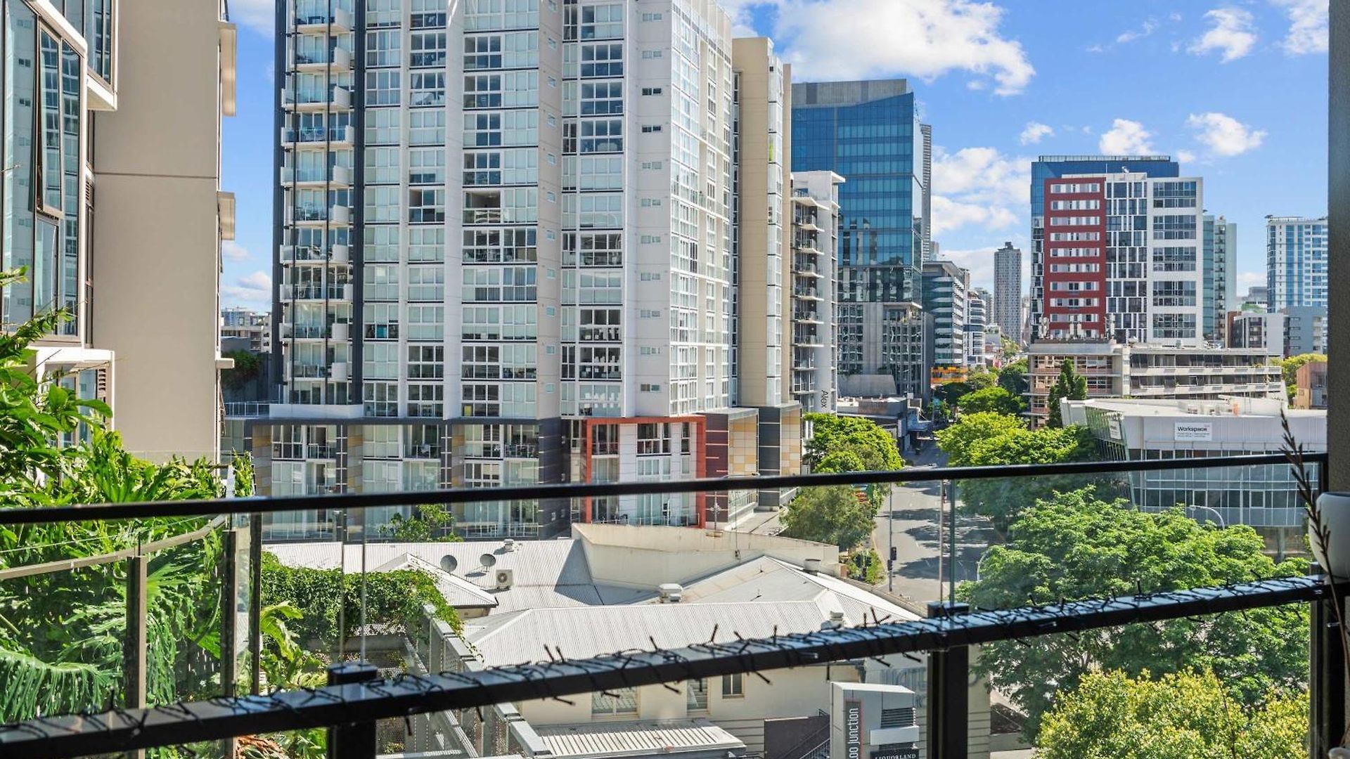 Luxury 2 Bed 2 Bath Parking Pool Gym & Sauna * Brisbane
