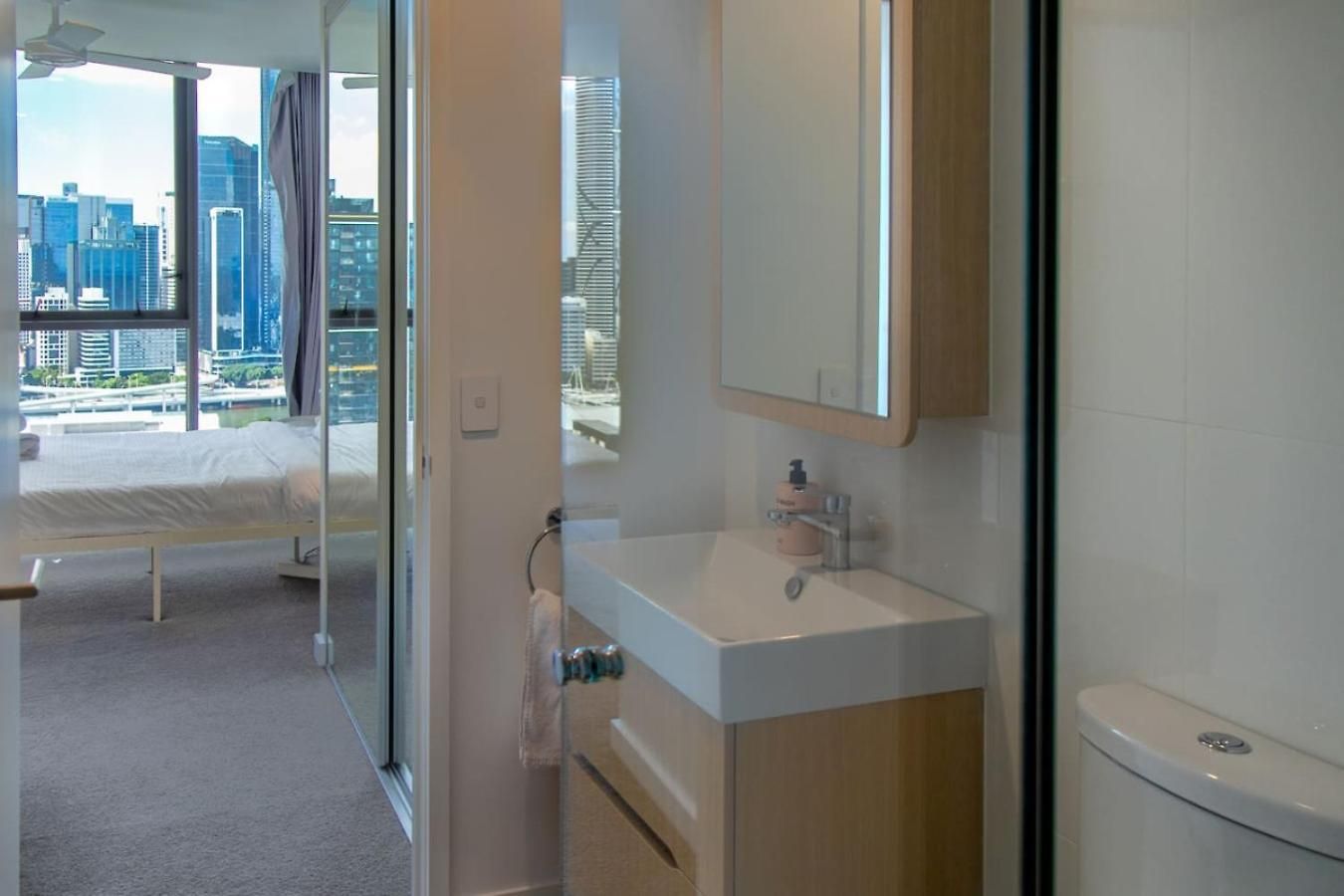 Apartment High Level 2 Bedroom With And River Views *