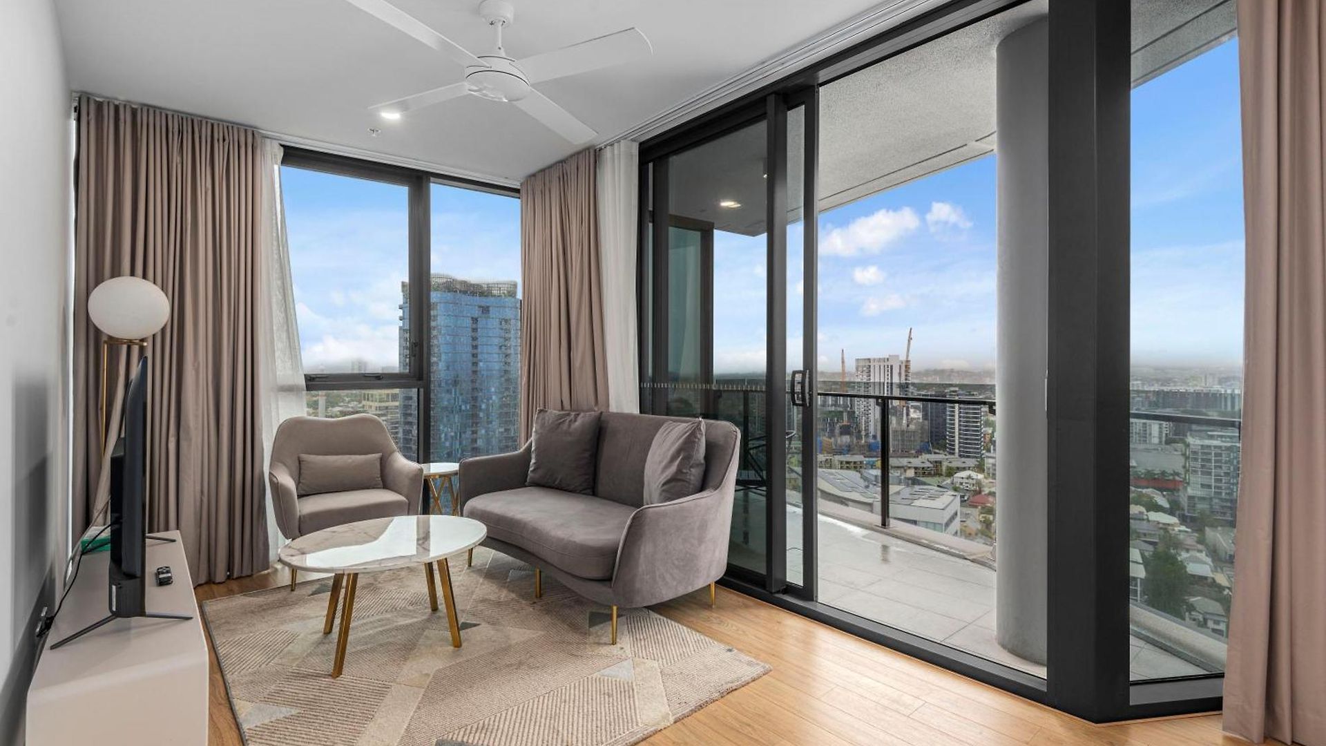 Apartment Stunning River & Mountain Views With 2br, Pool & Gym Brisbane