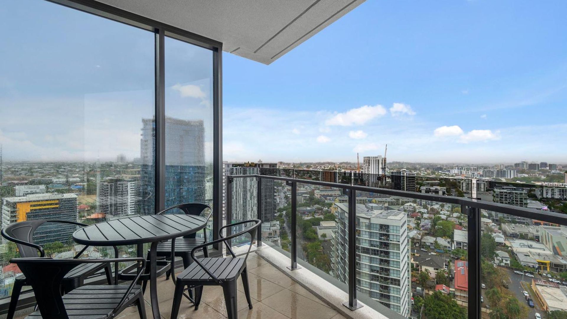 Stunning River & Mountain Views With 2br, Pool & Gym Brisbane
