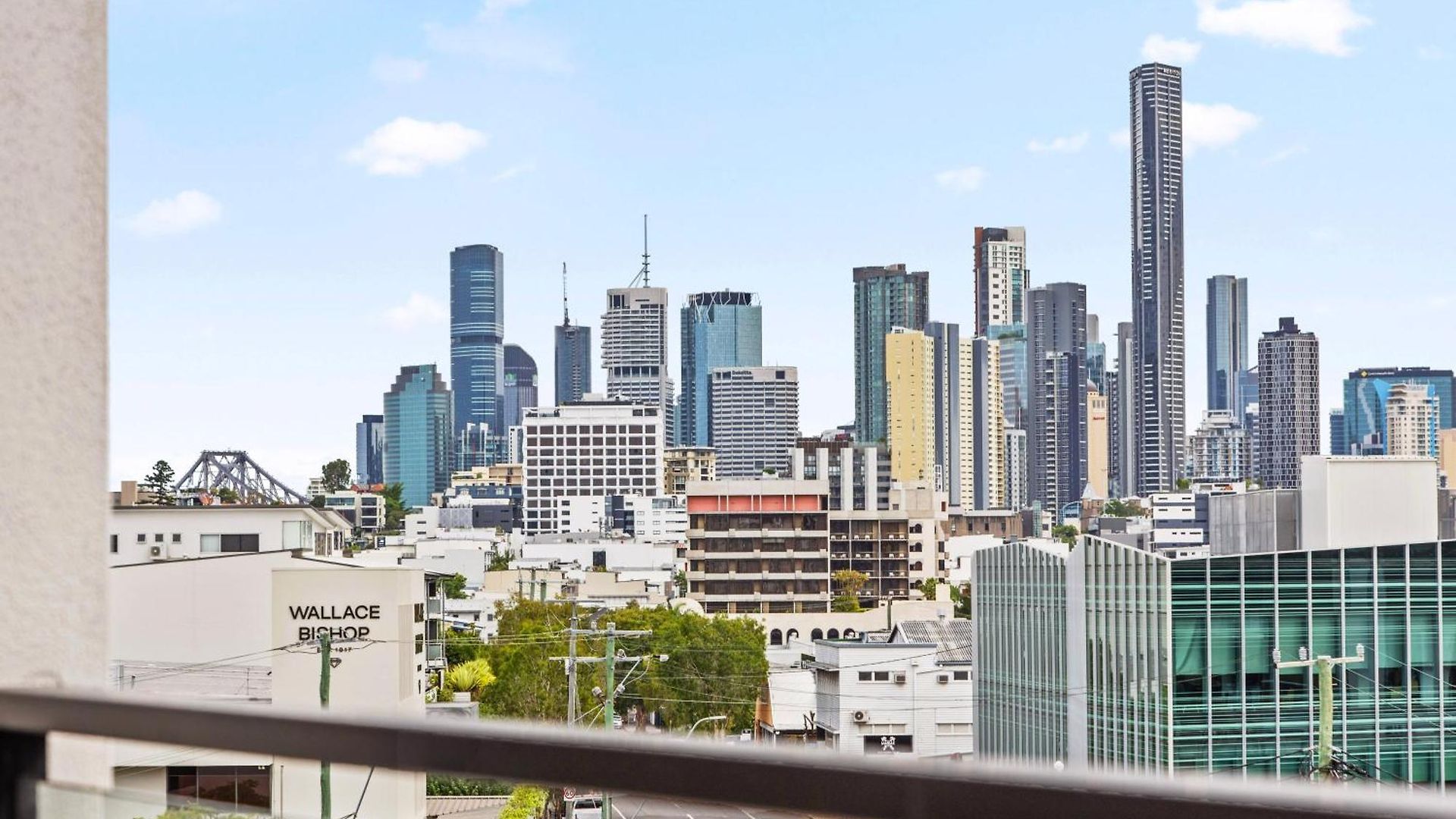 Bright & Spacious 1br With Balcony & Car Park! *
