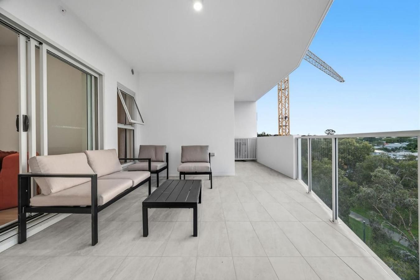 Apartment Across From Train And Bus Station Pool Gym And View *