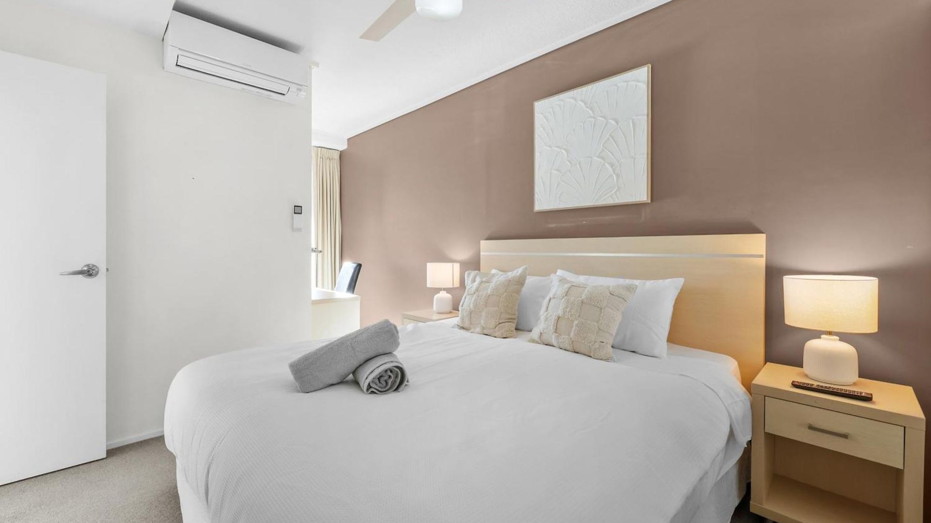 Full Water View - Sleeps 7 - Parking - Pool & Sauna Apartment *