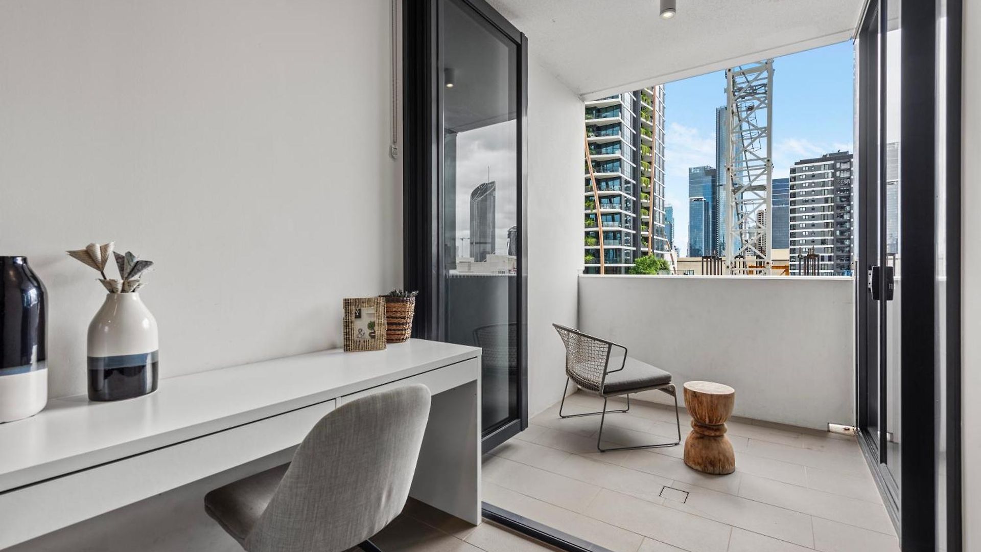 Views & Amazing Location! Free Parking & Wifi Apartment Brisbane