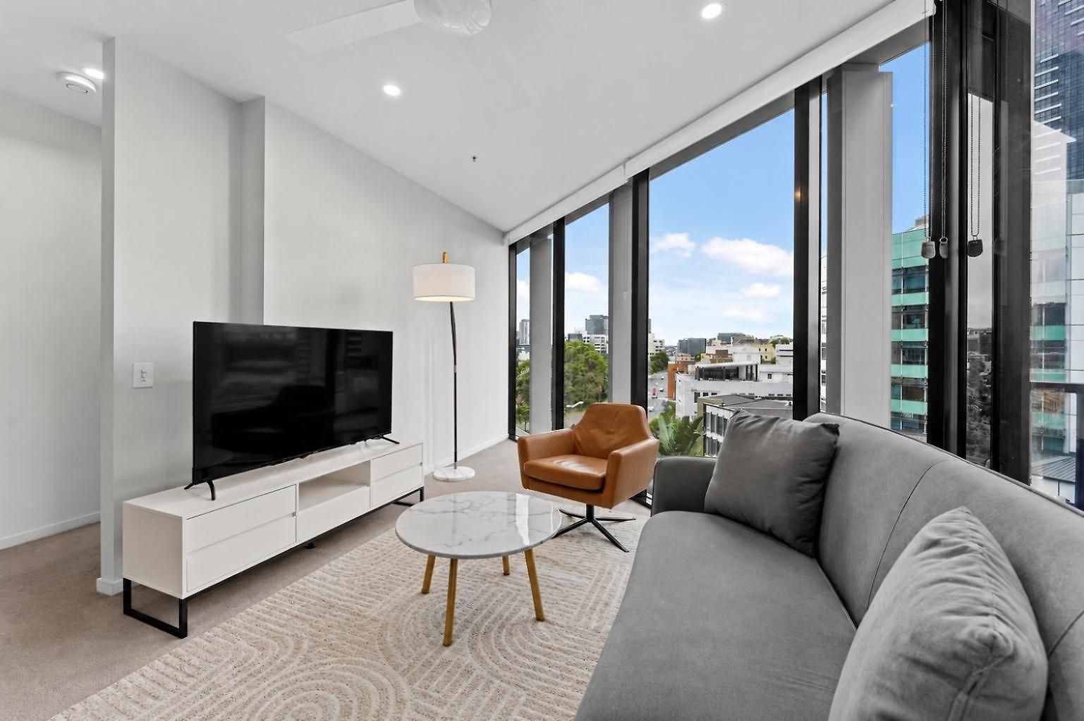 Modern 2br With River Views, Rooftop Pool, Parking Apartment