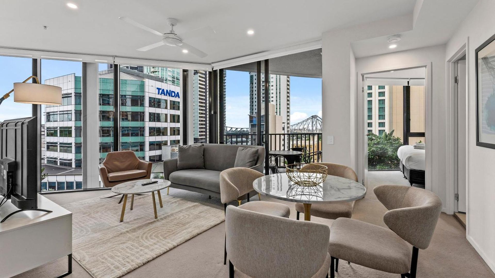 Modern 2br With River Views, Rooftop Pool, Parking * Brisbane