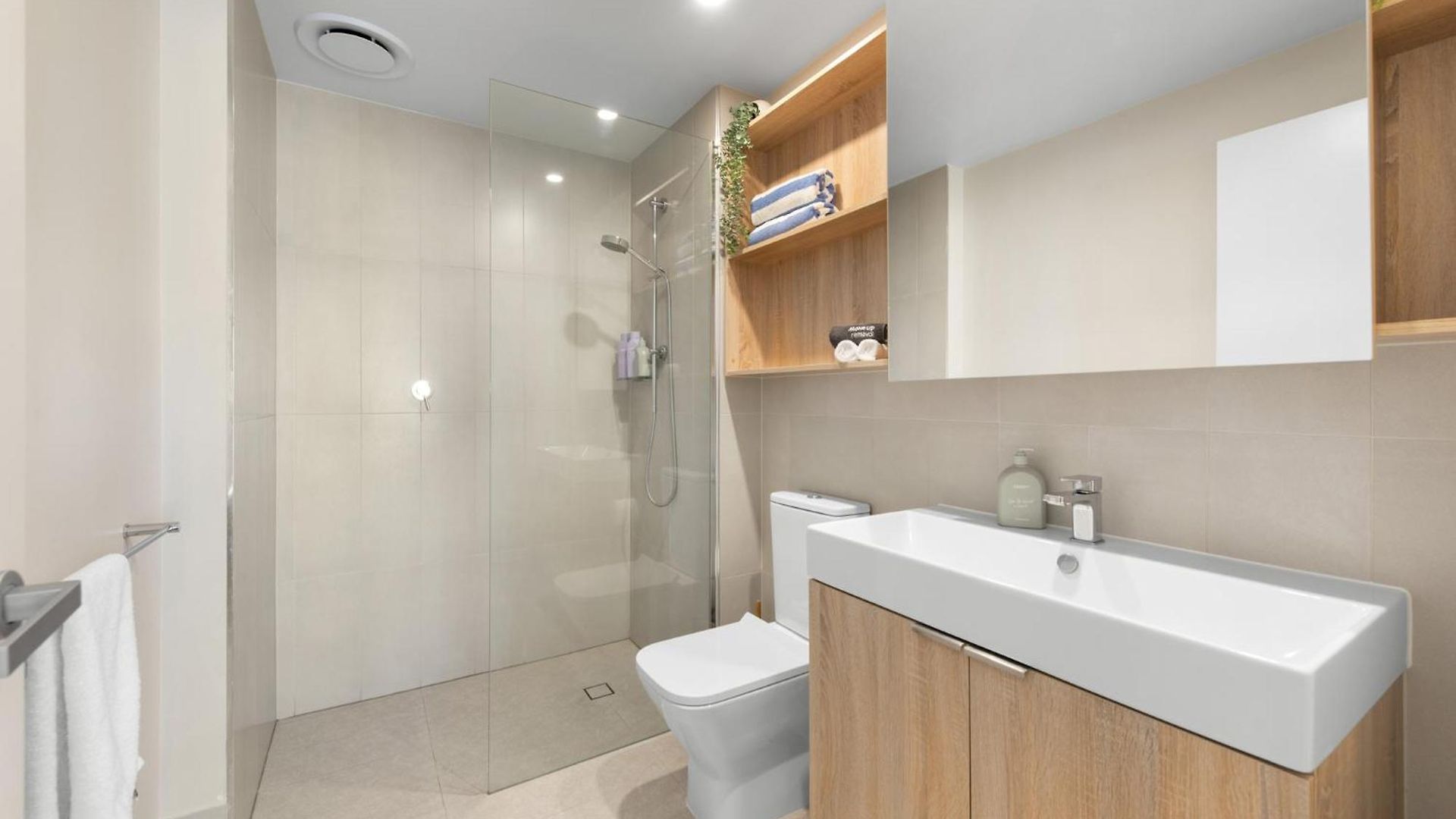 Inspired Serenity With River Views, Fast Wifi, Carpark, Gym, Rooftop Pool Apartment Brisbane