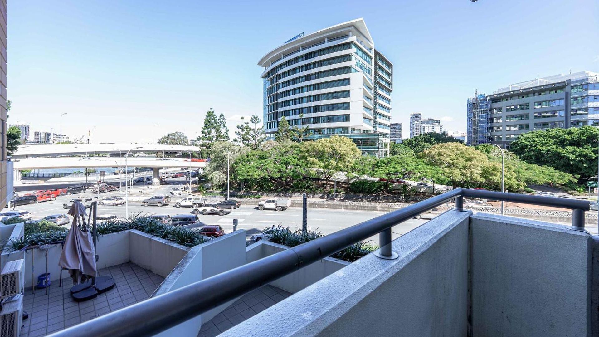 Spacious Riverside 2br Cbd Parking Pool & Gym Brisbane