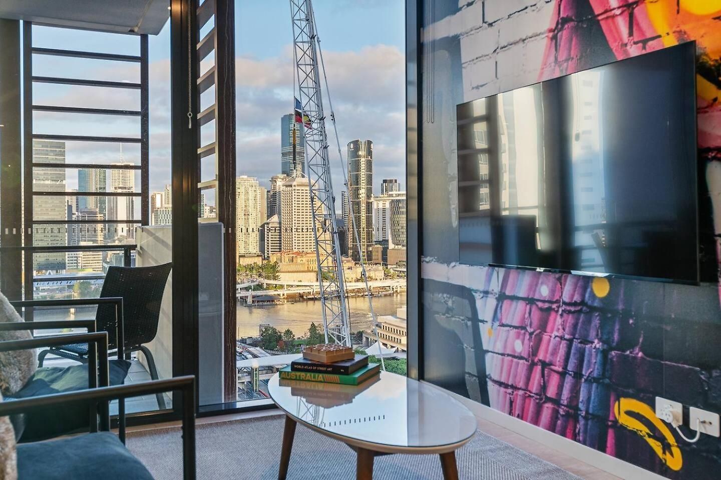 Urban Escape: Great Location W/ Cityscape Apartment Brisbane
