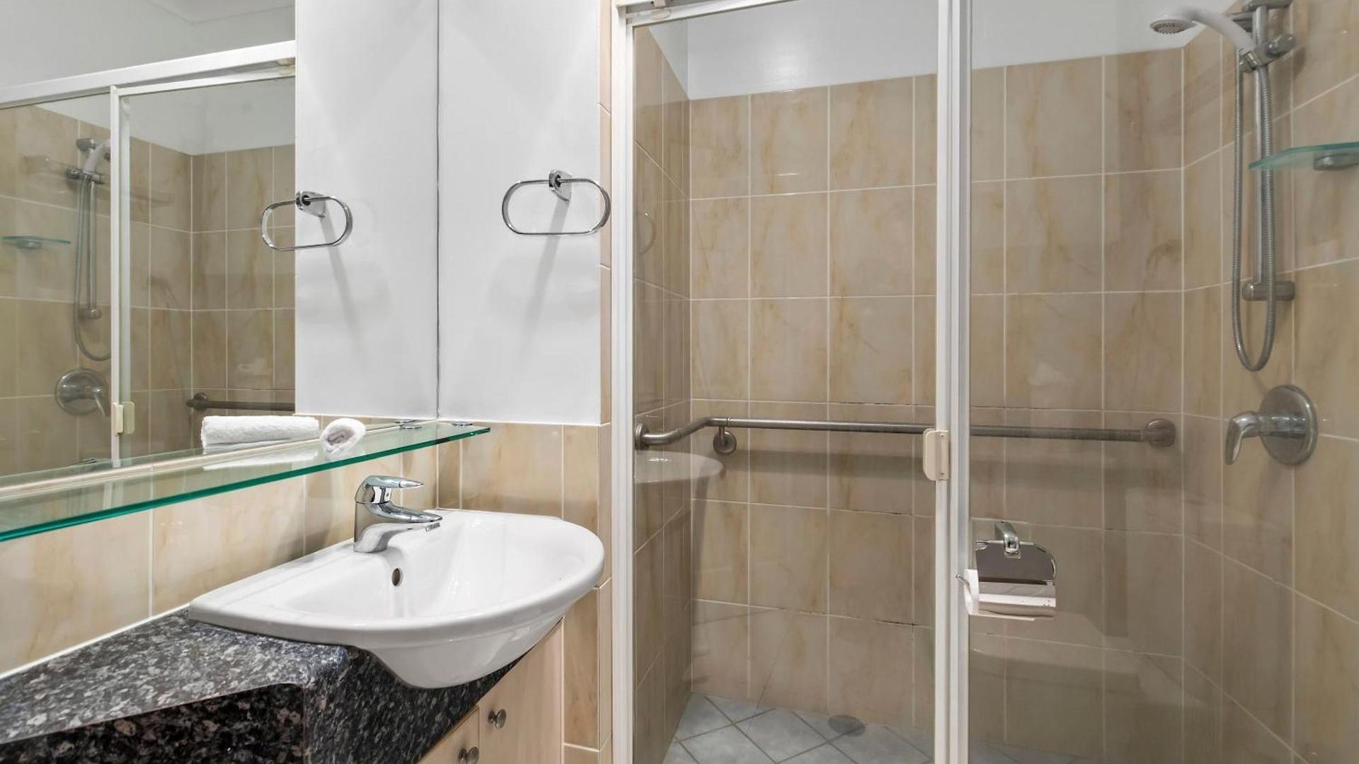 Spacious 2br With Wifi, Parking & Huge Balcony Apartment