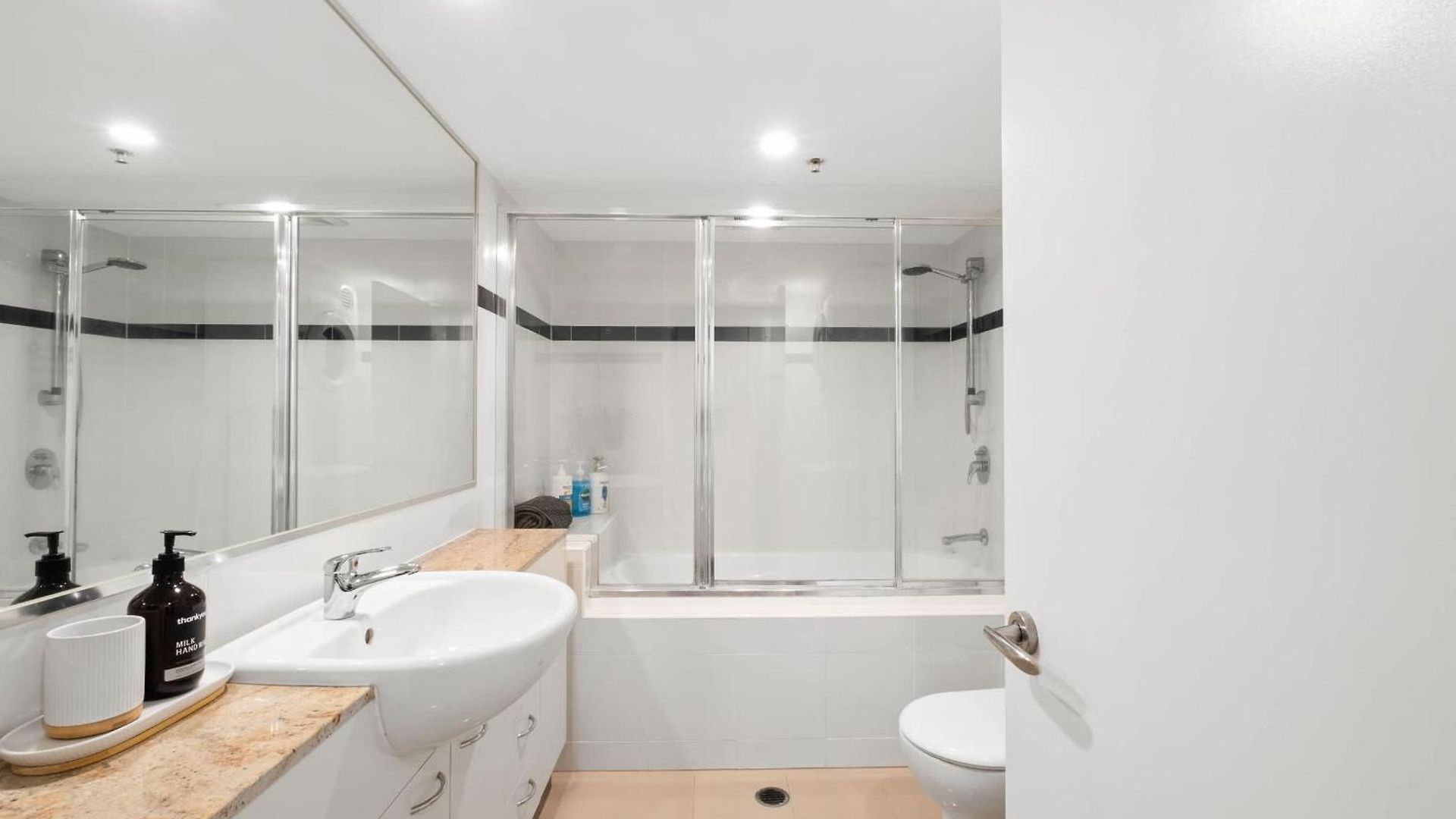 Urban Retreat 1bed-1bath-study-balcony-1car Apartment Brisbane